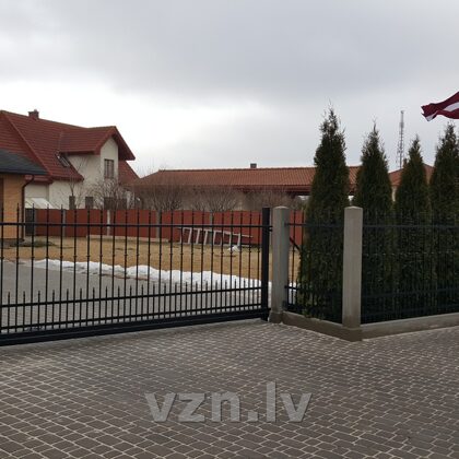 Betona stabi ar metāla paneļiem